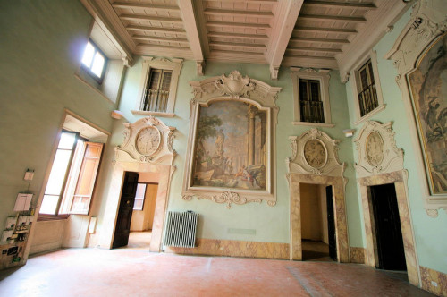 Appartamento di ampia superficie con salone affrescato in vendita a Pistoia