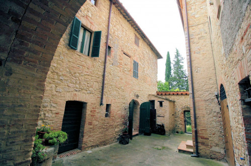 Dimora storica di ampia superficie con terreno e vista panoramica in vendita a Perugia