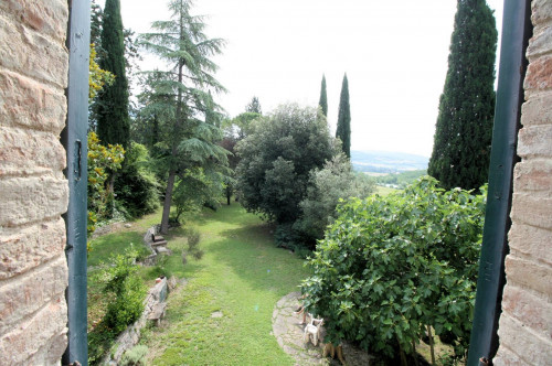 Dimora storica di ampia superficie con terreno e vista panoramica in vendita a Perugia
