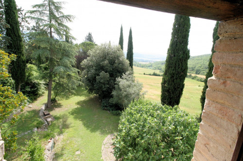 Dimora storica di ampia superficie con terreno e vista panoramica in vendita a Perugia