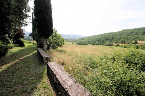 Dimora storica di ampia superficie con terreno e vista panoramica in vendita a Perugia