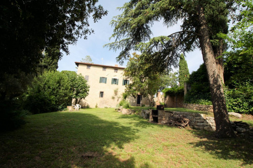 Dimora storica di ampia superficie con terreno e vista panoramica in vendita a Perugia