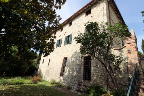 Dimora storica di ampia superficie con terreno e vista panoramica in vendita a Perugia