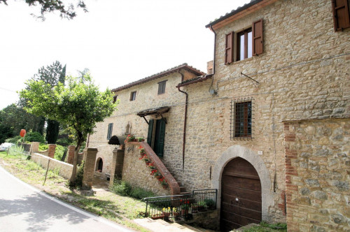 Dimora storica di ampia superficie con terreno e vista panoramica in vendita a Perugia