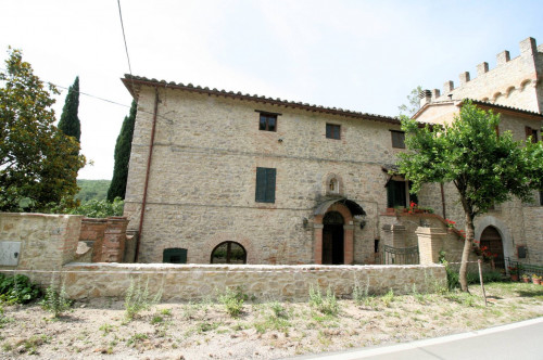 Dimora storica di ampia superficie con terreno e vista panoramica in vendita a Perugia