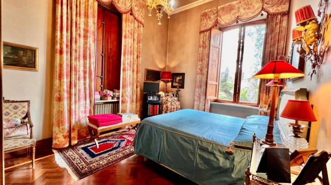 Villa di ampia superficie con giardino in vendita a Lucca