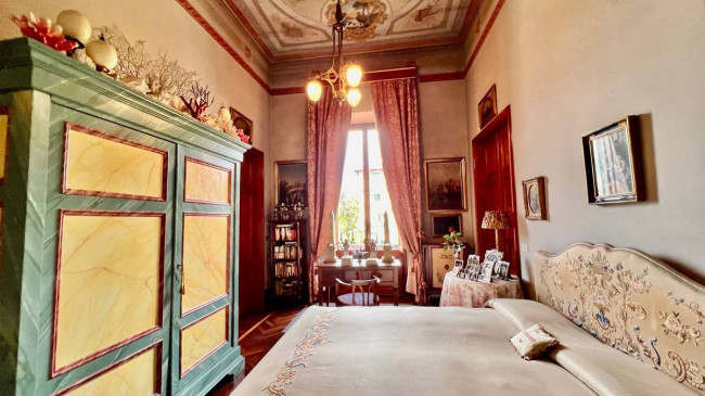 Villa di ampia superficie con giardino in vendita a Lucca
