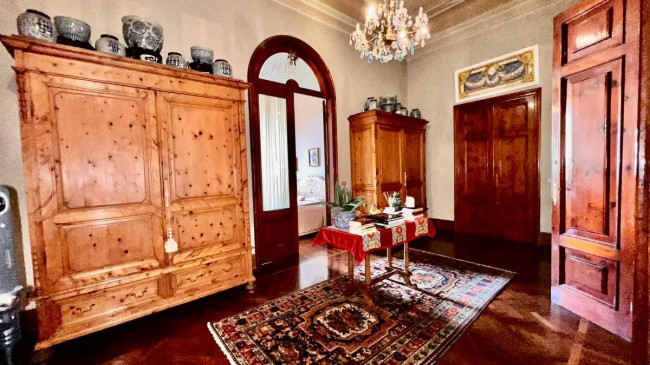 Villa di ampia superficie con giardino in vendita a Lucca