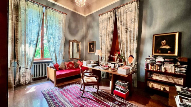 Villa di ampia superficie con giardino in vendita a Lucca