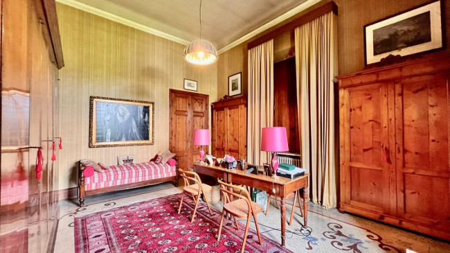 Villa di ampia superficie con giardino in vendita a Lucca
