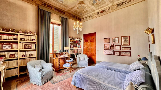 Villa di ampia superficie con giardino in vendita a Lucca
