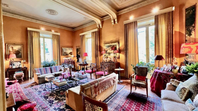 Villa di ampia superficie con giardino in vendita a Lucca
