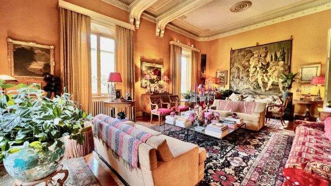 Villa di ampia superficie con giardino in vendita a Lucca