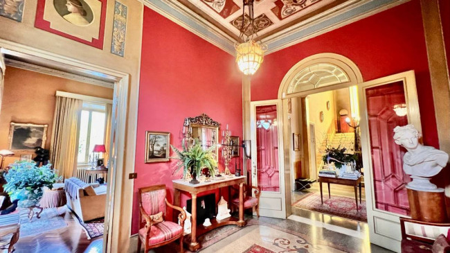 Villa di ampia superficie con giardino in vendita a Lucca