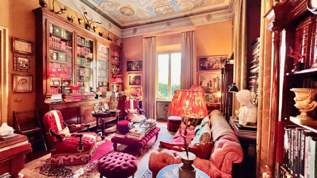 Villa di ampia superficie con giardino in vendita a Lucca