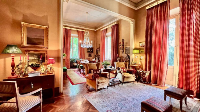 Villa di ampia superficie con giardino in vendita a Lucca