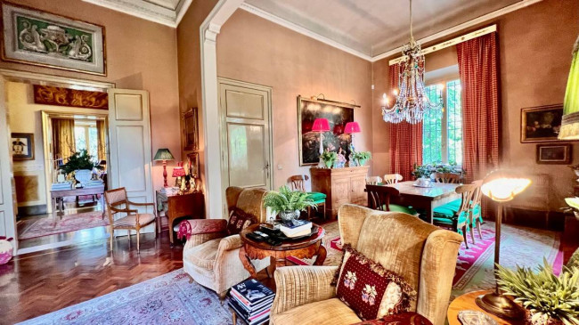 Villa di ampia superficie con giardino in vendita a Lucca