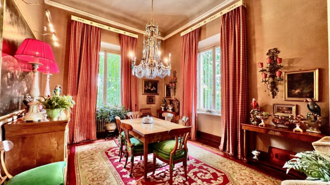 Villa di ampia superficie con giardino in vendita a Lucca