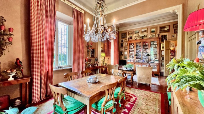 Villa di ampia superficie con giardino in vendita a Lucca