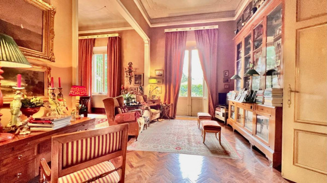 Villa di ampia superficie con giardino in vendita a Lucca
