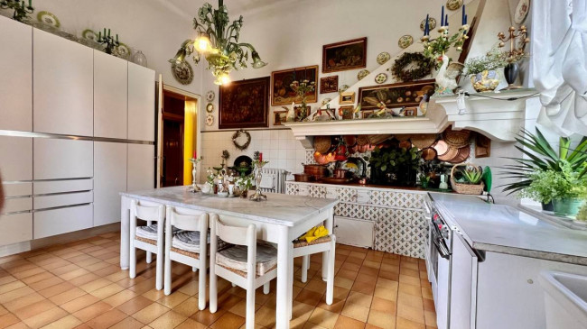 Villa di ampia superficie con giardino in vendita a Lucca