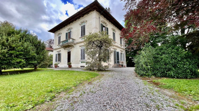 Villa di ampia superficie con giardino in vendita a Lucca