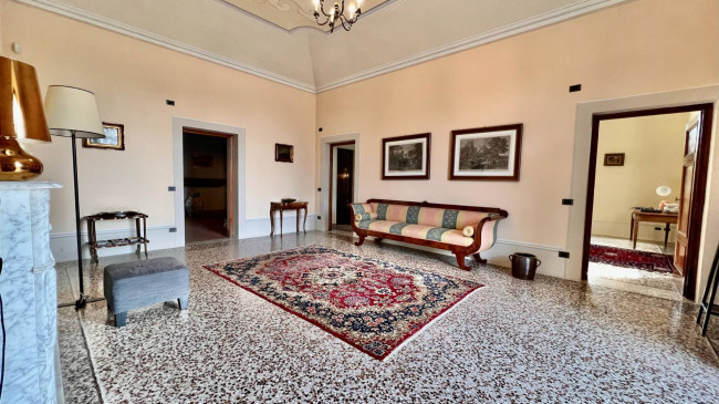 Villa storica di ampie dimensioni con parco dependance e piscina in vendita a Lucca