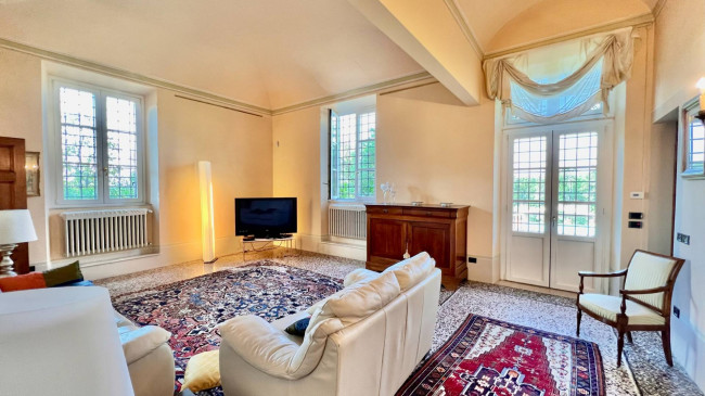 Villa storica di ampie dimensioni con parco dependance e piscina in vendita a Lucca