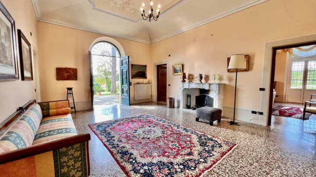 Villa storica di ampie dimensioni con parco dependance e piscina in vendita a Lucca