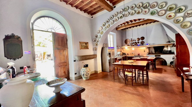Villa storica di ampie dimensioni con parco dependance e piscina in vendita a Lucca