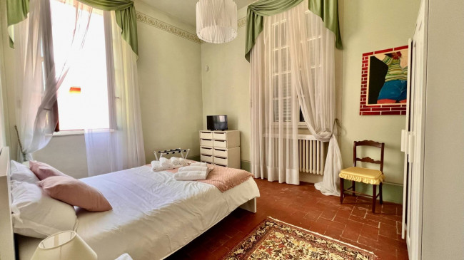 Villa storica di ampie dimensioni con parco dependance e piscina in vendita a Lucca