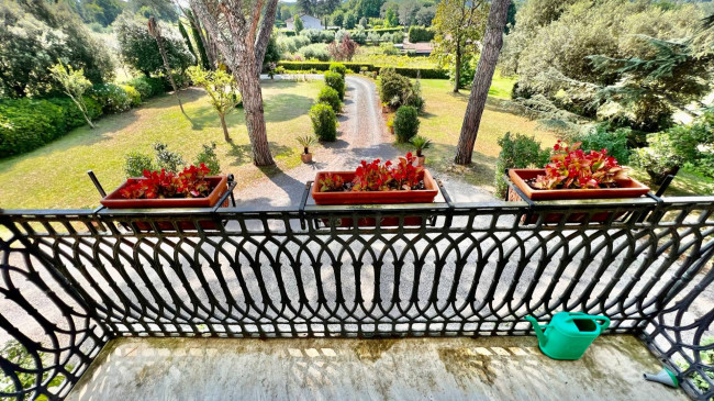 Villa storica di ampie dimensioni con parco dependance e piscina in vendita a Lucca