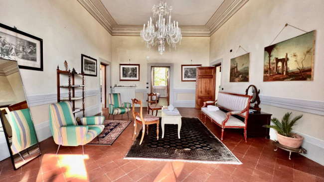 Villa storica di ampie dimensioni con parco dependance e piscina in vendita a Lucca