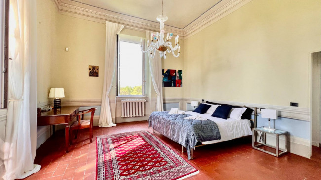 Villa storica di ampie dimensioni con parco dependance e piscina in vendita a Lucca