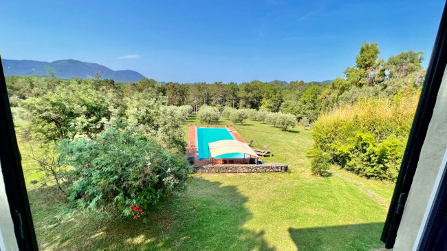 Villa storica di ampie dimensioni con parco dependance e piscina in vendita a Lucca