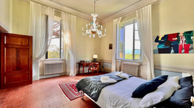 Villa storica di ampie dimensioni con parco dependance e piscina in vendita a Lucca