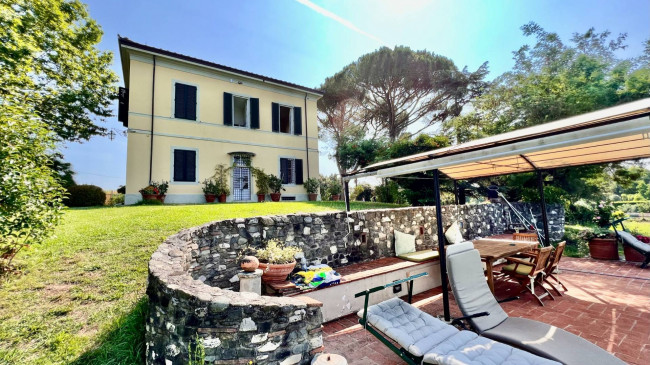 Villa storica di ampie dimensioni con parco dependance e piscina in vendita a Lucca