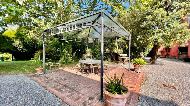 Villa storica di ampie dimensioni con parco dependance e piscina in vendita a Lucca