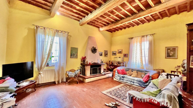 Villa storica di ampie dimensioni con parco dependance e piscina in vendita a Lucca
