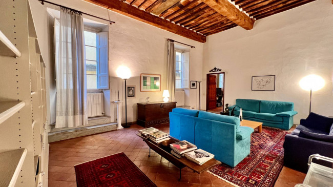 Appartamento di ampia superficie in centro storico in vendita a Lucca