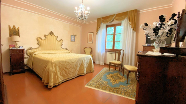 Villa di ampia superficie immersa nel verde in vendita a Pescaglia