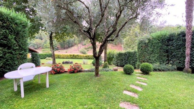 Villa di ampia superficie immersa nel verde in vendita a Pescaglia