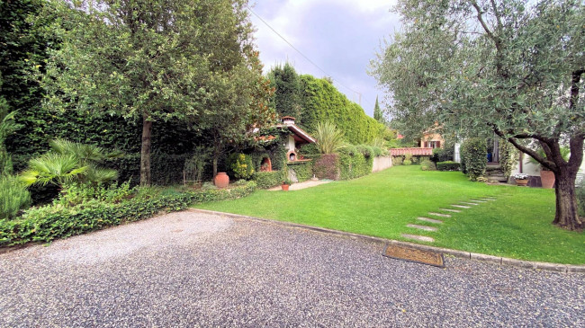 Villa di ampia superficie immersa nel verde in vendita a Pescaglia