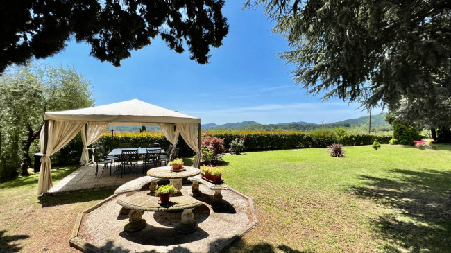 Villa con parco e piscina in vendita a Lucca