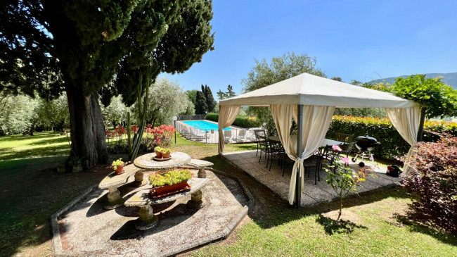 Villa con parco e piscina in vendita a Lucca