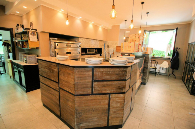 Vendita delle mura e dell'attività di storico ristorante/pizzeria in vendita a Massa
