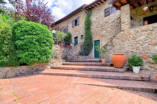 Casale in stile Toscano con parco piscina e dependance in zona panoramica in vendita a Reggello