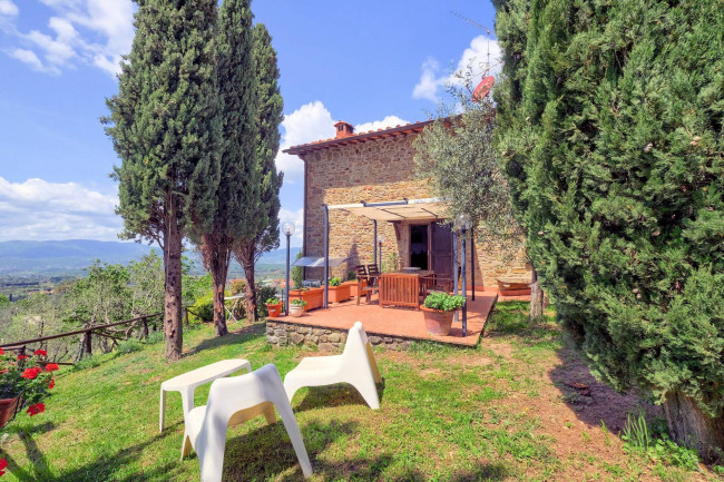 Casale in stile Toscano con parco piscina e dependance in zona panoramica in vendita a Reggello