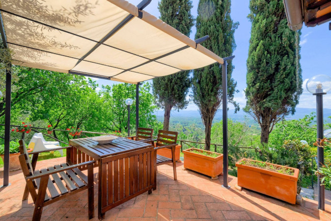 Casale in stile Toscano con parco piscina e dependance in zona panoramica in vendita a Reggello