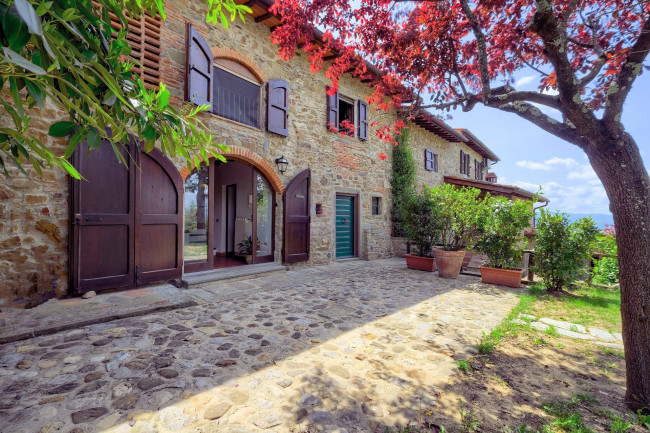 Casale in stile Toscano con parco piscina e dependance in zona panoramica in vendita a Reggello